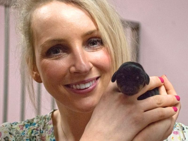Rebecca Smith mit Mini-Winnie - Erster geklonter Hund Englands