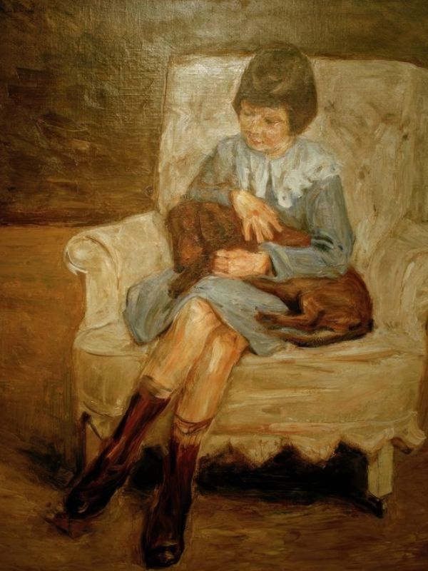 Enkelin von Max Liebermann mit Dackel auf einem Lehnstuhl